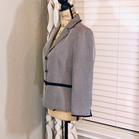 Tahari Black & White Blazer with black trim size 8 - Picture 6 of 8